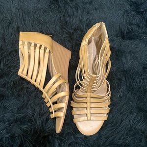 Wedge slide peep toe